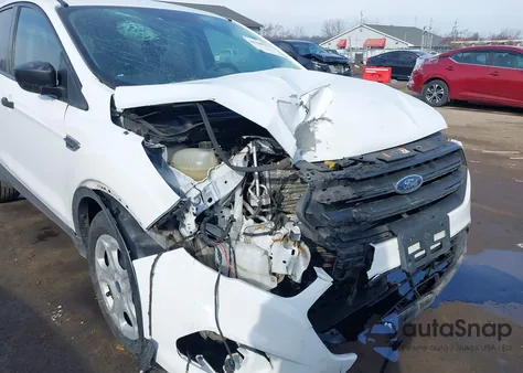 2018 Ford Escape S z USA, uszkodzony, nr VIN 1FMCU0F72JUD15197